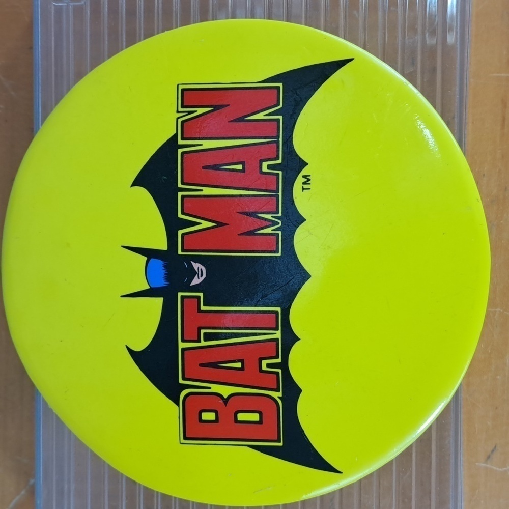 Vintage 1982 Batman logo spell out 6" large yellow pin back button pin